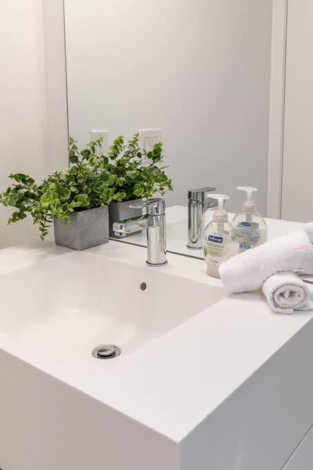 Luxury Suite Downtown Toronto Near Cn Tower Ngoại thất bức ảnh